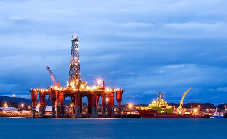 Tax breaks for oil and gas, cuts for renewables. Oil rigs moored in Cromarty Firth. Invergordon, Scotland, UK. Photo: Berardo62 via Flickr (CC BY-SA).