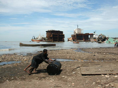 Shipbreakers at work near Chittagong. Photo: NGO Platform on Shipbreaking