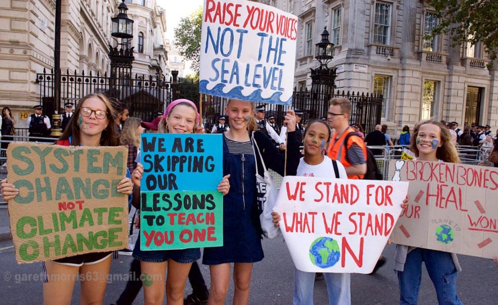 Los niños de XR Youth sostienen carteles en la marcha climática de septiembre