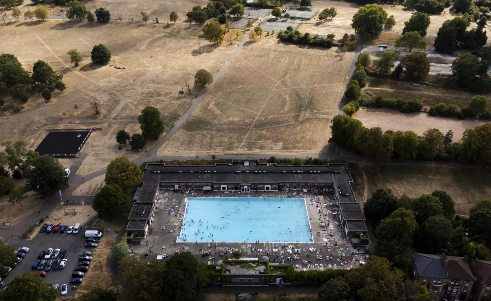 UK heatwave spurs unions to demand maximum workplace temperature laws; poll shows nearly 4 in 5 adults back the measure