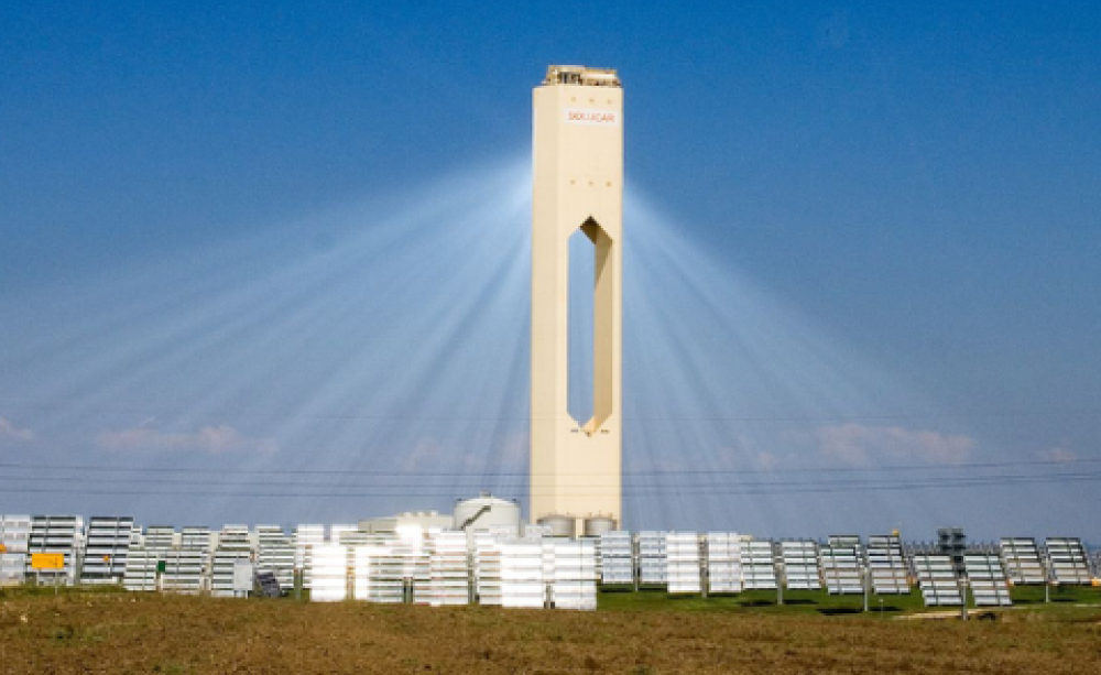 The Solúcar PS10 20MW solar tower near Seville, Spain. Saudi Arabia is now planning to build much bigger versions of the technology. Photo: Alejandro Flores via Flickr.com.