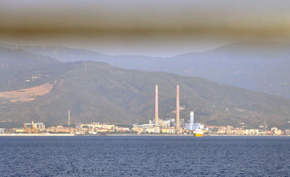 Air pollution at Vado Ligure. Photo: Amada44 / Wikimedia Commons.