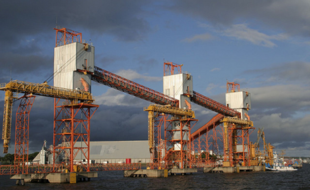 Exporting protein from Brazil to feed the pigs, cows and chickens of Europe and beyond: Cargill's soya terminal at Santarem, between Rio Amazonas and Rio Tapajos. Photo: Sara y Tzunki via Flickr.com.