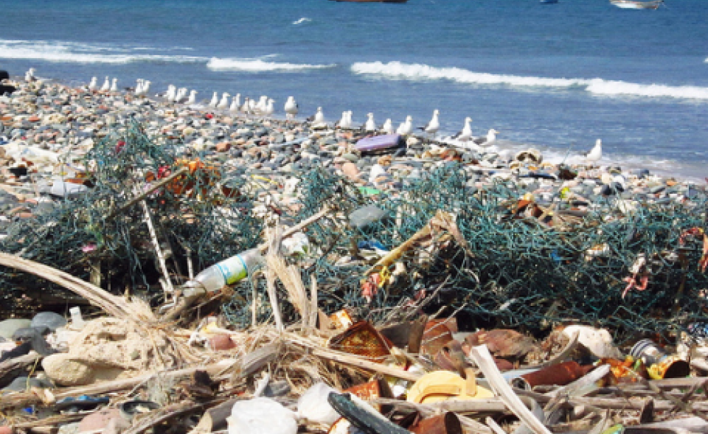 Trash on the beach, Hadiboh, Yemen. Photo: Gerry &amp; Bonni via Flickr.com.