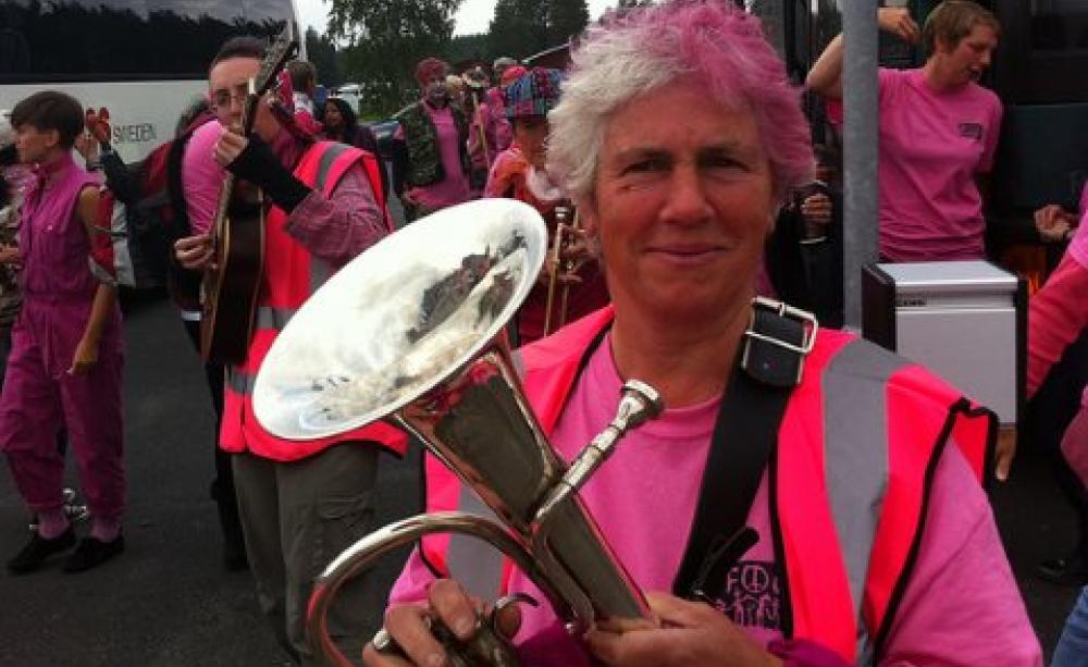 Angie Zelter - changing the world with music at Ofog's mass action at NEAT, 26th July 2011. Photo: Ofog direktaktion för fred via Flickr.