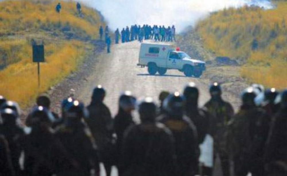 Peruvian police defend Glencore from a demonstration.