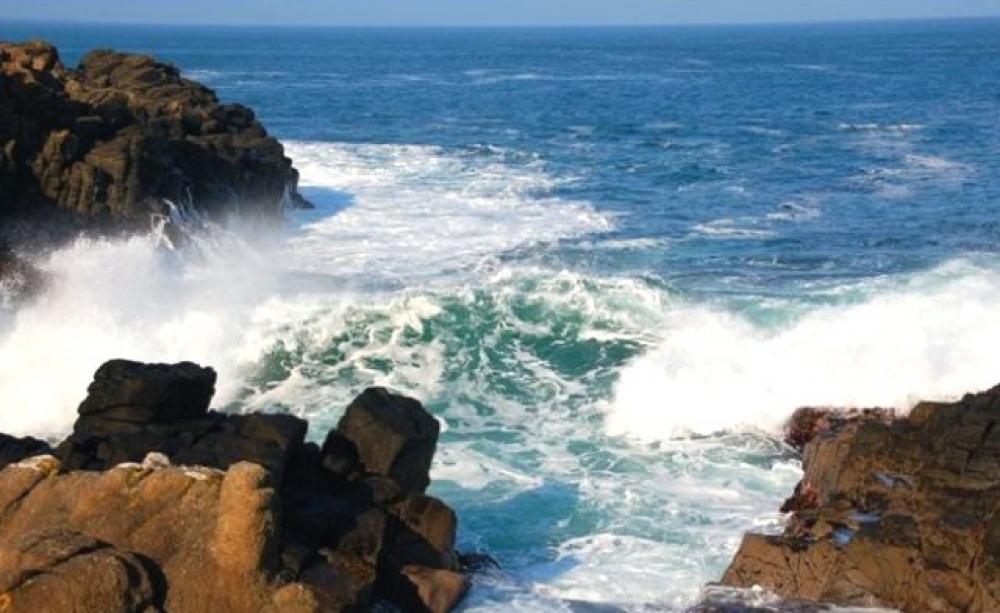 New technological advances could make the power of Atlantic waves into a competitive source of renewable energy. Photo: Albert Bridge via Wikimedia Commons.