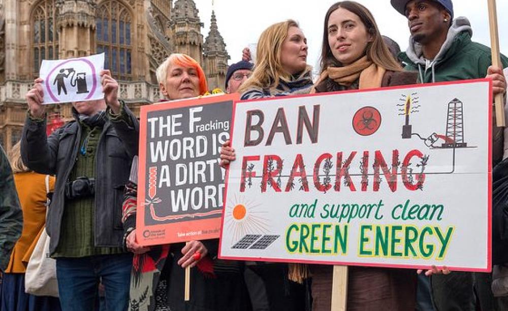 Ban Fracking! Anti-fracking demo in London, 26 January 2015, at which a 360,000-signature petition was handed in to Parliament. Photo: The Weekly Bull via Flickr (CC BY-NC-ND 2.0). Ban Fracking! Anti-fracking demo in London, 26 January 2015, at which a 360,000-signature petition was handed in to Parliament. Photo: The Weekly Bull via Flickr (CC BY-NC-ND 2.0).