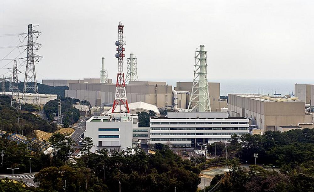The massive 5-reactor Hamaoka nuclear site, 200km SW of Tokyo, is built directly over the subduction zone near the junction of two tectonic plates. It was closed in 2011 to avoid a second Fukushima scale disaster. Photo: Cesar Ogasawara via Flickr (CC BY-