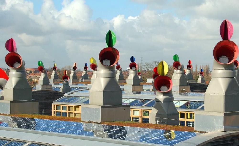 Roofscape: the 'BedZED' (Beddington Zero Energy Development), the UK's largest and first carbon-neutral eco-community, was completed in 2002. Photo: Tom Chance from Peckham via Wikimedia Commons (CC BY-SA). Roofscape: the 'BedZED' (Beddington Zero Energy Development), the UK's largest and first carbon-neutral eco-community, was completed in 2002. Photo: Tom Chance from Peckham via Wikimedia Commons (CC BY-SA).