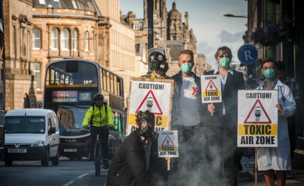 Campaigners from Friends of the Earth Scotland gather on Nicolson Street, Edinburgh on 25th August 2015 to demand clean air after the zone failed to meet Scottish Air Quality Safety Standards. Photo: Friends of the Earth Scotland via Flickr (CC BY).