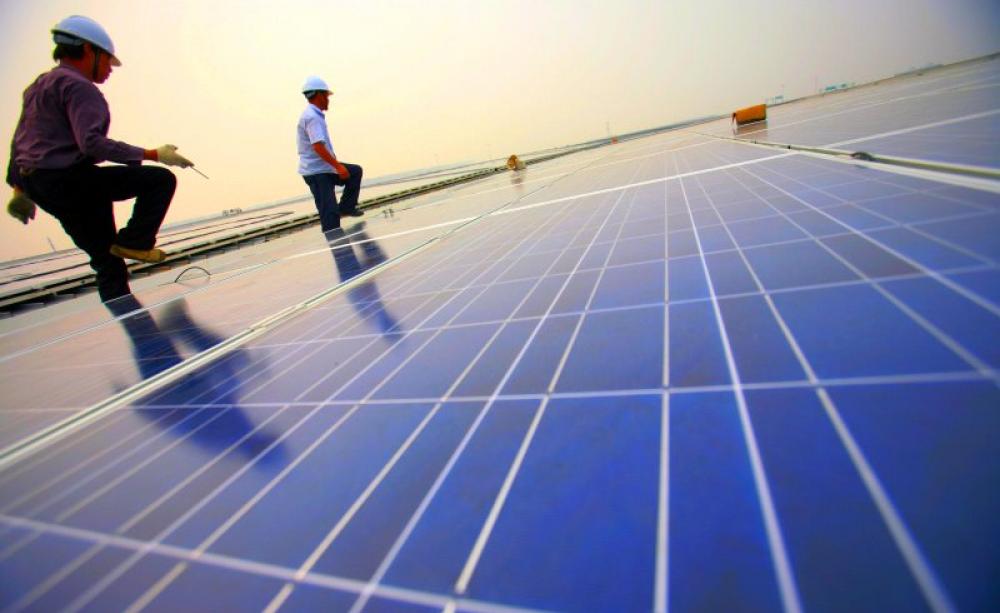 Installation of solar photovoltaic panels on the roofs of the Hongqiao Passenger Rail Terminal in Shanghai, China. Photo: Jiri Rezac / The Climate Group via Flickr (CC BY-NC-SA).