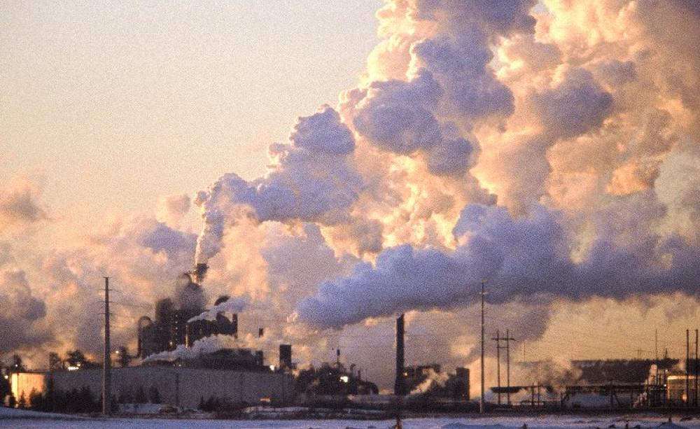The smoke rises above Fort McMurray, Alberta, Canada - no, not from the recent fires that afflicted the city, but from the highly polluting plant processing tar sand into oil. Photo: kris krüg / DeSmogBlog via Flickr (CC BY-NC-ND). The smoke rises above Fort McMurray, Alberta, Canada - no, not from the recent fires that afflicted the city, but from the highly polluting plant processing tar sand into oil. Photo: kris krüg / DeSmogBlog via Flickr (CC BY-NC-ND).