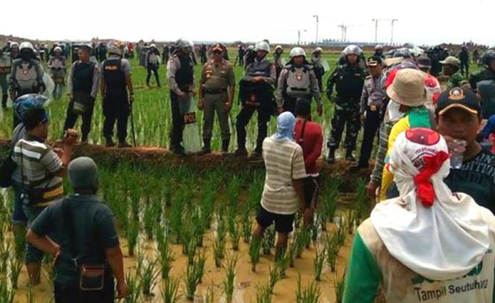 Last November 17, 2,000 police rushed onto farmland to enforce land measurement for Kertajati Airport. Photo: Walhi Jawa Barat.