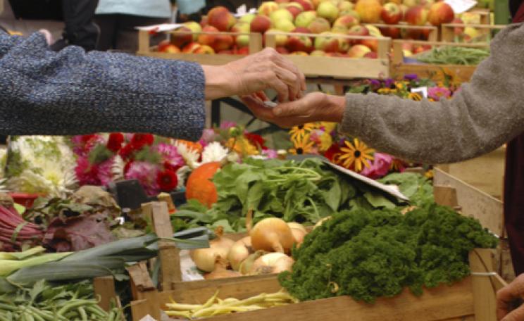 Buying veg at a farmers' market