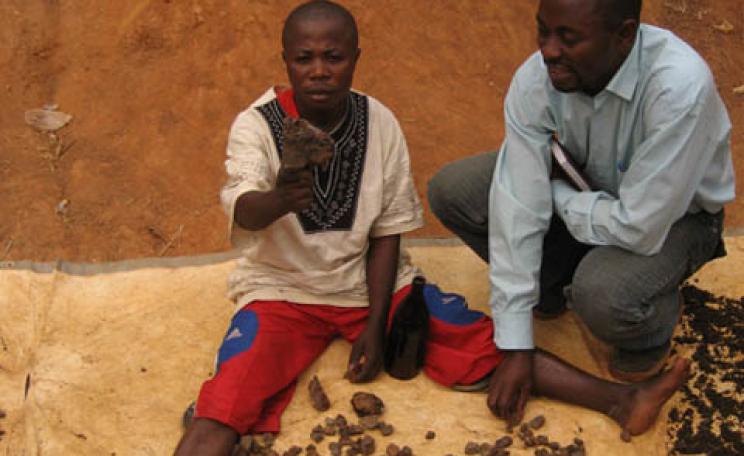 Sorting cassiterite in Eastern Congo
