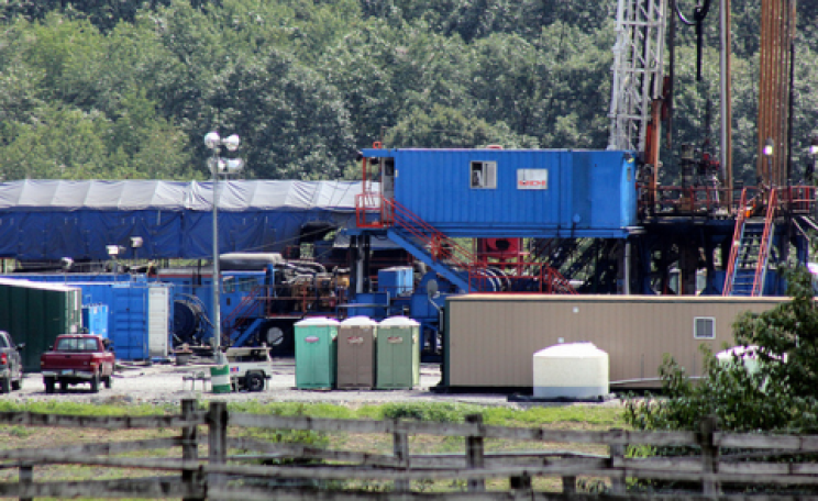 Marcellus shale rig and well, Ridge Road, Jackson Township, Butler County, PA, USA, operated by Rex Energy. Photo: WCN 24/7 via Flickr.com.