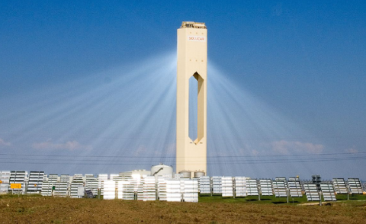 The Solúcar PS10 20MW solar tower near Seville, Spain. Saudi Arabia is now planning to build much bigger versions of the technology. Photo: Alejandro Flores via Flickr.com.