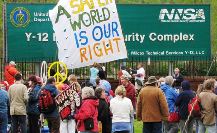 Anti-nuclear protesters at the Y-12 National Security Complex in Oak Ridge, Tennessee, USA, 16 April 2011. Photo: Brian Stansberry / Wikimedia Commons.