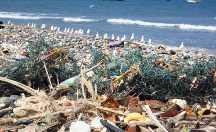 Trash on the beach, Hadiboh, Yemen. Photo: Gerry & Bonni via Flickr.com.