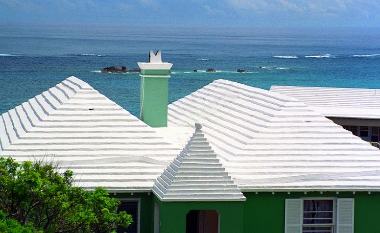 White roofs are widespread in Bermuda, where they help keep buildings cool under the hot sun. Photo: Acroterion / Wikimedia Commons.