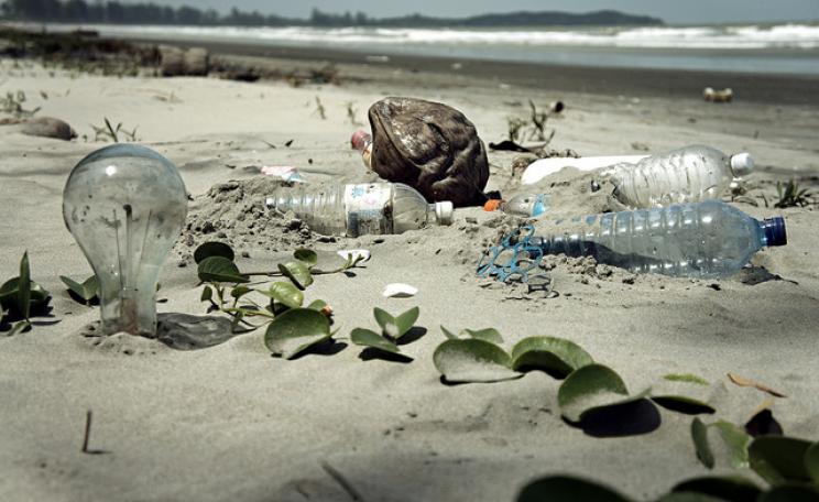 Could a World Environment Organization solve problems like this? A rubbish-strewn beach in Malaysia. Photo: epSos.de via Flickr.
