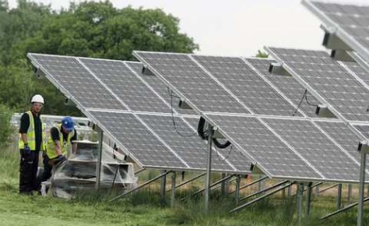 Toyota Solar Panel Array at its vehicle plant in Derbyshire, where Auris Hybrid, Auris and Avensis cars are built. Photo: Toyota UK via Flickr.