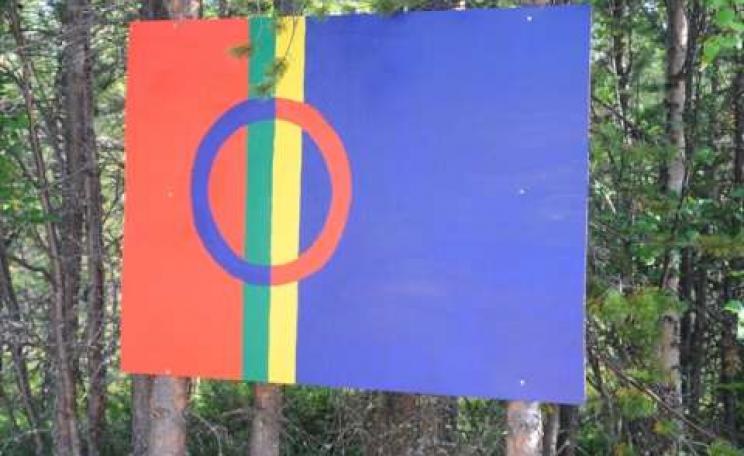 The colours of the Sami flag painted on a board at the site of the mine. Photo: Alec Forss.