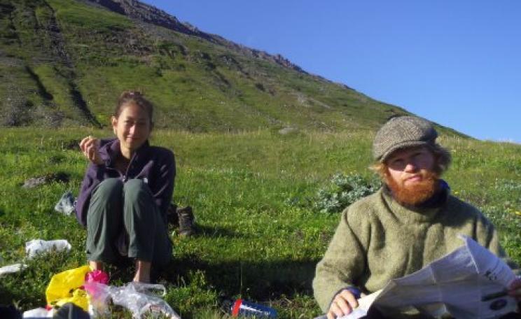 A well deserved rest-stop on the trail. Photo: Tanja Geis.