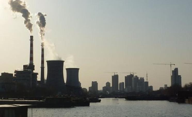 A coal-fired power station at Yangzhou in China’s central Jiangsu province. Photo: Vmenkov via Wikimedia Commons.