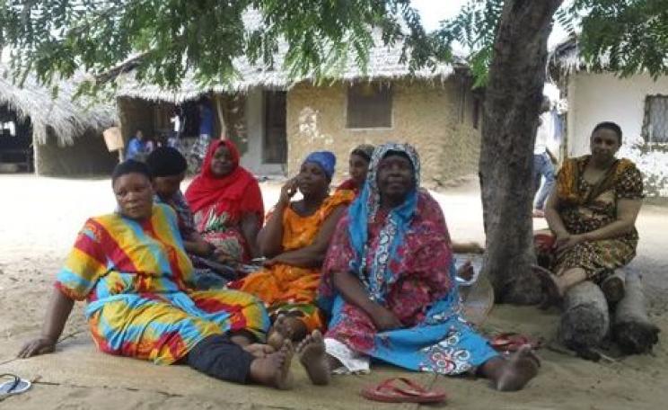 Uvinye villagers sheltering from the midday sun. Photo: Alejandra Orozco-Quintero.
