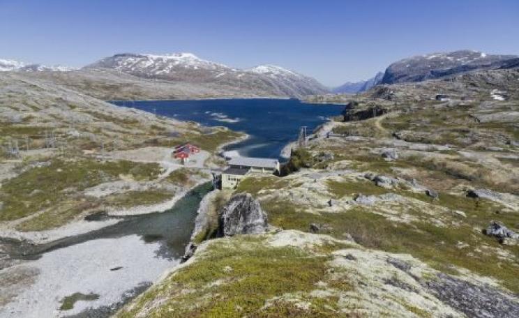 Keeping it clean: a hydropower site at Holbuvatnet in the highlands of eastern Norway. Photo: Ximonic / Simo Räsänen via Wikimedia Commons.