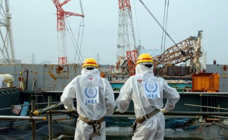 IAEA experts examine recovery work on top of Unit 4 of TEPCO's Fukushima Daiichi Nuclear Power Station, 17 April 2013. Photo Credit: Greg Webb / IAEA Imagebank via Flickr.