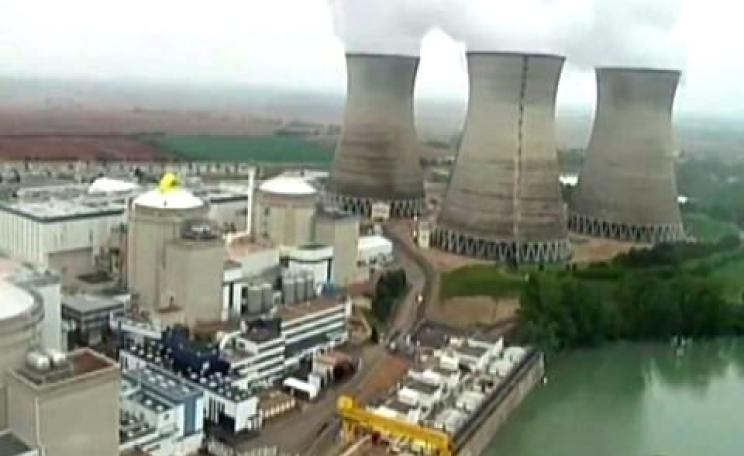 At 7.40 am on 2nd May 2012 a Greenpeace activist flew over the Bugey power station on a yellow paraglider. But this time, it's something different! Photo: Greenpeace video / Youtube.