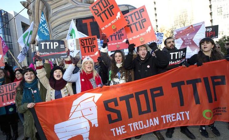 The 'No TTIP train to Brussels' and 8m high Trojan Horse lobbying the European Commission today, 4th February 2015. Photo: Jess Hurd / NoTTIP via Gobal Justice Now / Flickr (CC BY 2.0).