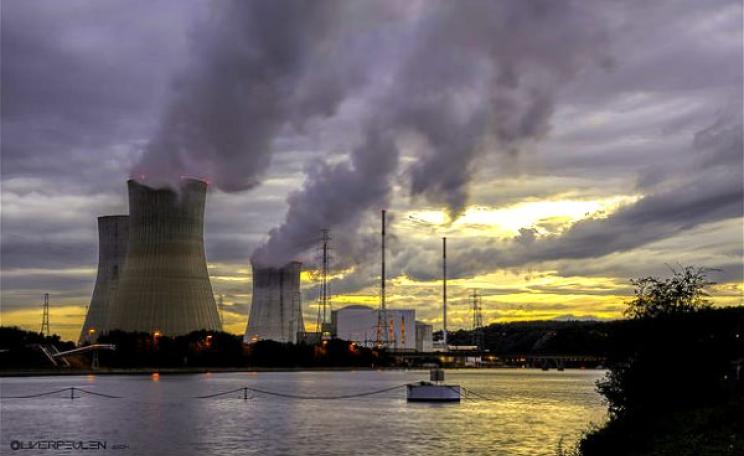 The Tihange nuclear complex in Belgium, where a reactor is suffering from sever multiple cracking. Photo: Kazumitsu_ via Flickr (CC BY-NC-ND 2.0).