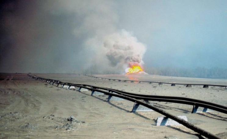 Oil pipelines in Kuwait during Operation Desert Storm. Photo: Tim Moore via Flickr (CC BY-NC-ND 2.0).