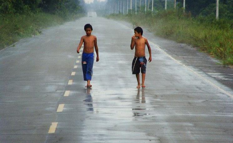 Indian children on Brazil's BR 319 road through the increasingly fragmented Amazon rainforest. Photo: Ben Sutherland via Flickr (CC BY 2.0).