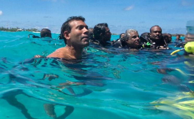 President Nasheed meets the press after the Worlds first ever underwater cabinet meeting held at Girifushi island, 17th October 2009. Photo: Mauroof Khaleel / Presidency Maldives via Flickr (CC BY-NC).