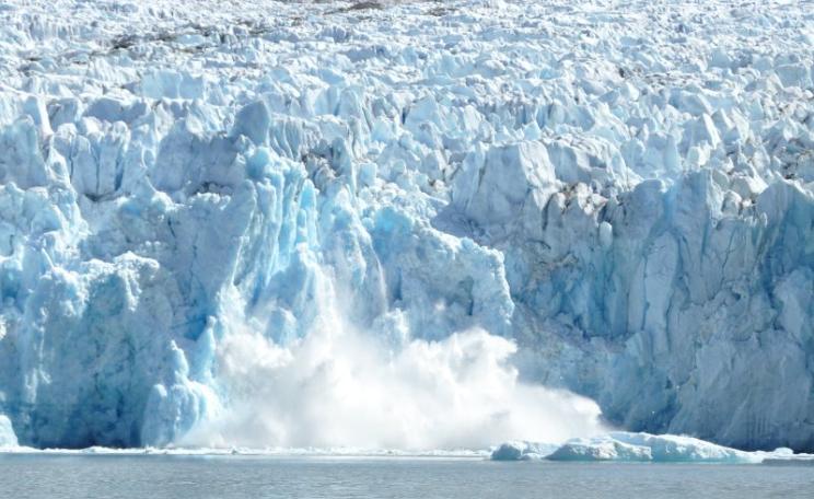 Endicott Arm Dawes Glacier Calving, Alaska, May 2014. Photo: Mack Lundy via Flickr (CC BY-SA).