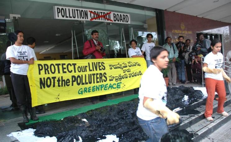 Greenpeace India activists dump toxic sludge from the Asanikunta Lake in Medak District on ineffective pollution regulators in Hyderabad. Photo: Greenpeace India via Flickr (CC BY-ND).