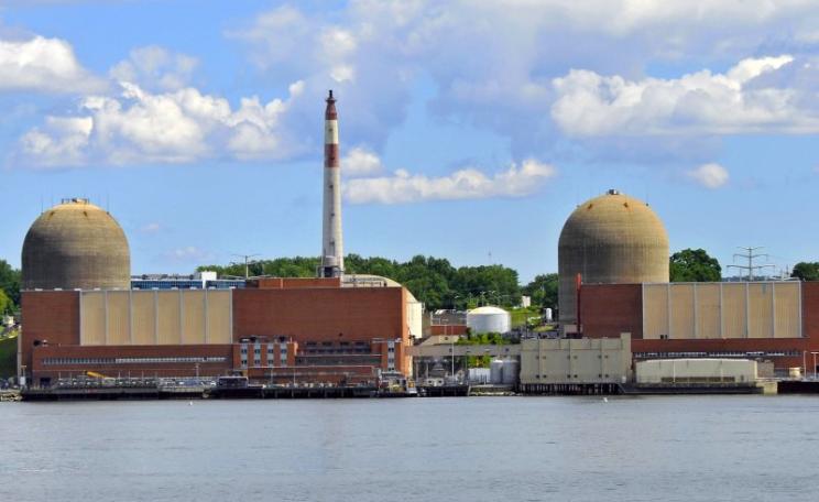 Indian Point nuclear power plant in Buchanan, New York, nestled alongside the Hudson River. Photo: Tony Fischer via Flickr (CC BY).