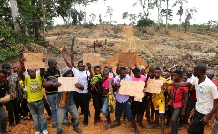 Farmers in rural Nigeria protesting at Wilmar's destruction of their crops, trees and farmland. Photo: FOEI / ERA.
