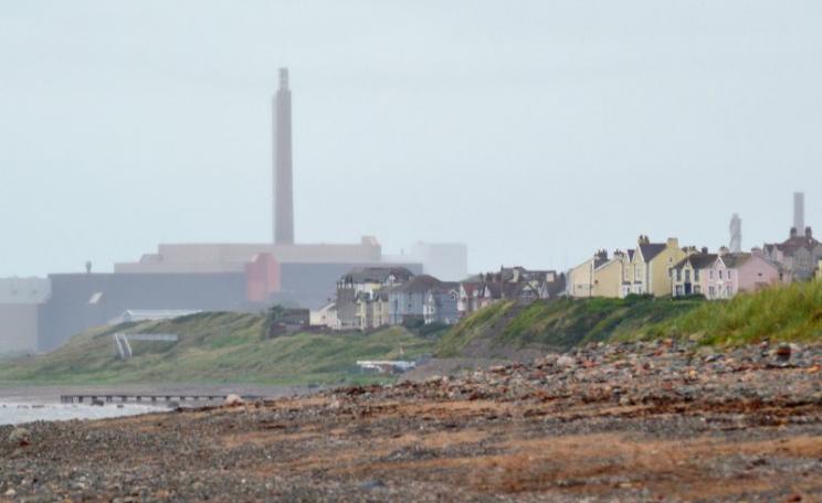 The Sellafield nuclear reprocessing site from Drigg Beach, Cumbria, UK. Photo: Ashley Coates via Flickr (CC BY-SA).