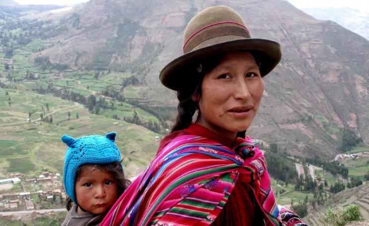 Quechua mother and child in the Sacred Valley near Qosqo (Cusco), Peru. Photo: Thomas Quine via Flickr (CC BY).