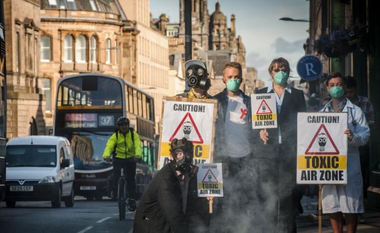 Campaigners from Friends of the Earth Scotland gather on Nicolson Street, Edinburgh on 25th August 2015 to demand clean air after the zone failed to meet Scottish Air Quality Safety Standards. Photo: Friends of the Earth Scotland via Flickr (CC BY).