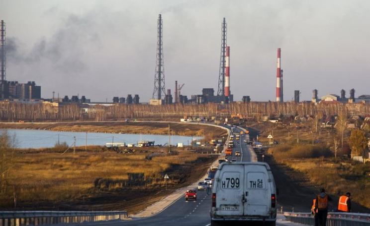 Linevo and its water reservoir formed by a dam on Koinikha, a small river falling into Ob. The giant Novosibirsk Electrode Factory is on the background. Photo: Tatiana Bulyonkova via Flickr (CC BY-NC-SA).