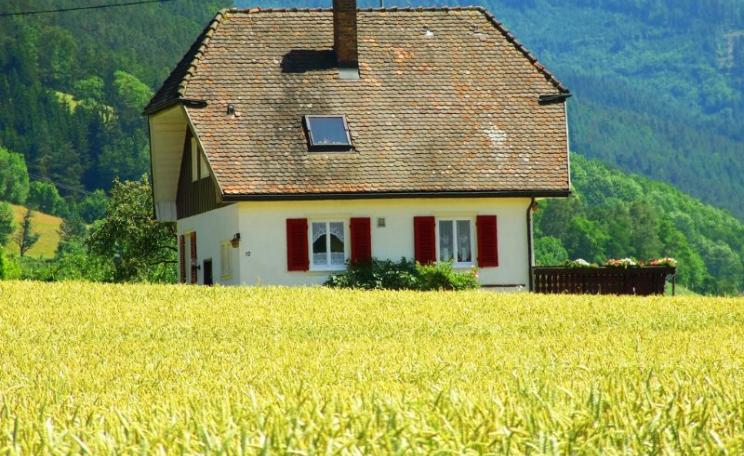 No GM crops here! Typical farm house amid cropland in the Schwarzwald (Black Forest), Germany. Photo: Domenico via Flickr (CC BY-NC-SA).
