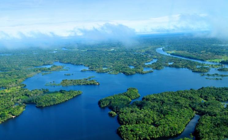Aerial view of the Amazon rainforest, near Manaus, an area affected by fracking licences. Photo: Neil Palmer / CIAT for CIFOR on Flickr (CC BY-NC-ND).