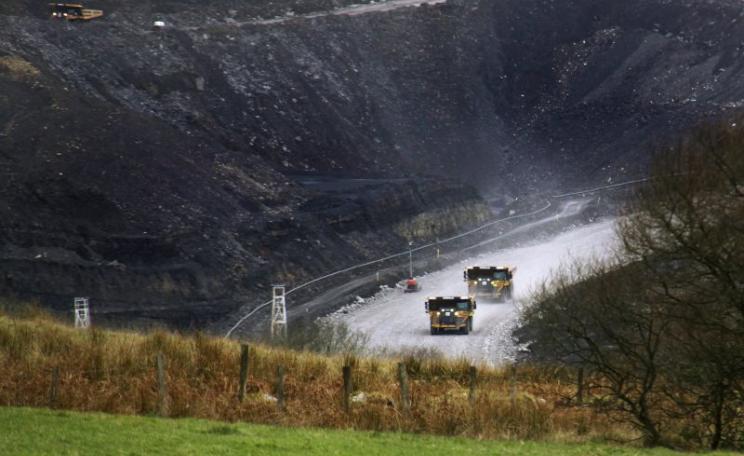 Opencast coal mine at Pont Neddfechan, Wales, UK. Photo: Ben Salter via Flickr (CC BY).